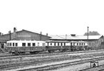 DR 186 030 (ex VT 135 541, ex KWW T 2) mit Beiwagen im Bw Salzwedel. Der Nebenbahntriebwagen KWW T 2 war ein Triebwagen der Kleinbahn Wallwitz-Wettin. Er wurde 1939 als Nachfolge für den KWW T 1 (DR: VT 135 525) beschafft, da dessen Kapazität den Betriebsanforderungen nicht mehr entsprach. Der T 2 erhielt bei der Kleinbahnabteilung des Provinzialverbandes Sachsen zunächst die Bezeichnung T 14. Von der Deutschen Reichsbahn in der DDR wurde er nach dem Krieg als VT 135 541 übernommen und bekam ab 1970 die neue EDV-Bezeichnung 186 030-3. Das Fahrzeug war umgangssprachlich als "Großer Wettiner" bekannt und bis 1975 im Einsatz.  (10.06.1974) <i>Foto: Joachim Claus</i>