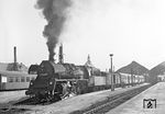 35 1075 beschleunigt den P 3404 nach Dessau aus Deutschlands östlicher Stadt Görlitz. Die Falkenberger Lok wird den Zug über den gesamten Laufweg von 237 km (Görlitz - Horka - Hoyerswerda - Elsterwerda-Biehla - Falkenberg/Elster - Lu-Wittenberg - Roßlauf/Elbe - Dessau) befördern. Im Bahnhof Görlitz sind auch noch die alten Fahrleitungsmasten zu erkennen, die später nur noch als Lampenhalterungen dienten. (28.03.1974) <i>Foto: Joachim Claus</i>