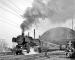 52 1438 (Bw Kamenz) verlässt mit einem Personenzug Dresden Hbf. (28.03.1974) <i>Foto: Joachim Claus</i>