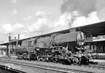 Auf RAW-Probefahrt präsentiert sich die Görlitzer 52 1521 (Esslingen, Baujahr 1943) im Bahnhof Stendal. (10.06.1974) <i>Foto: Joachim Claus</i>