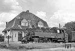 Auf der ehemaligen Stammstrecke der Altmärkischen Kleinbahn ist 64 1212 vom Bw Salzwedel (Lokbf Kalbe) mit einem Personenzug in Badel eingetroffen. Hier zweigten die Strecken nach Salzwedel bzw. Beetzendorf ab. (10.06.1974) <i>Foto: Joachim Claus</i>