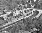Blick vom Berg Oybin auf den gleichnamigen Ort und Bahnhof, in dem gerade 99 1758 aus Zittau eingetroffen ist. (26.03.1974) <i>Foto: Joachim Claus</i>