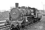 38 243 wurde mit Behelfsrauchkammertür im Heimat-Bw Karl-Marx-Stadt Hbf angetroffen. Die im Mai 1919 in Dienst gestellte Lok befand sich 1945 auf dem Gebiet der CSD, wurde aber am 15. August 1945 an die DR zurückgegeben.  (29.03.1957) <i>Foto: Gerhard Illner</i>
