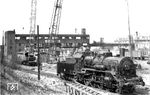 38 244 (Bw Karl-Marx-Stadt Hbf) im Rangierbahnhof Karl-Marx-Stadt-Hilbersdorf, einem der seinerzeit größten Rangierbahnhöfe Deutschlands. Er nahm am 26. Juni 1902 seinen Betrieb auf und wurde am 30. Dezember 1996 stillgelegt. Das markante Reiterstellwerk "Befehlsstellwerk 3" (vgl. Bild-Nr. 31703) aus dem Jahre 1928 ist als Museumsstellwerk erhalten geblieben. (27.04.1964) <i>Foto: Gerhard Illner</i>