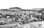 38 261 (Bw Werdau) passiert auf der Fahrt mit P 1948 nach Buchholz  (Sachs) den Markersbacher Viadukt. Die eindrucksvolle Gerüstpfeilerbrücke mit Fischbauchträgern ist 236,5 Meter lang und 36,5 Meter hoch. (18.06.1935) <i>Foto: DLA Darmstadt (Bellingrodt)</i>