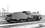 38 275 (Bw Chemnitz Hbf) als Wendelok im Bw Tempelhof Vbf. Dahinter verlaufen die Gleise am südlichen Ablaufberg des Verschiebebahnhofs, mit Sicht auf die Häuser entlag der Röblingstraße. Die Lok ist noch mit Gasbeleuchtung ausgerüstet, der Tender entspricht der Bauart sä 2'2' T 21. Vermutlich gab es damals eine planmäßige Zugleistung Chemnitz – Berlin im Stückgut-Schnellverkehr (Leig), den die Lok bis Tempelhof Vbf bespannte.  (17.06.1932) <i>Foto: DLA Darmstadt (Bellingrodt)</i>
