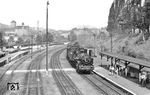 38 281 (Bw Annaberg-Buchholz) fährt mit einem Personenzug von Flöha nach Annaberg-Buchholz Süd in Zschopau ein. Links erhebt sich das ehemalige Jagdschloss Wildeck, das heute das bekannte Motorradmuseum beherbergt.  (03.07.1963) <i>Foto: Gerhard Illner</i>
