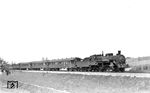 Auch diese sächsische XII H2 hatte es in fremde Gefilde verschlagen. 38 296 war vom 11.05.1939 bis 07.09.1939 beim Bw Landshut (Bay) beheimatet und wurde von Carl Bellingrodt mit E 863 bei Passau angetroffen. (17.06.1939) <i>Foto: RVM-Filmstelle Berlin (Bellingrodt)</i>
