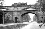 38 310 (Bw Karl-Marx-Stadt Hbf) macht sich auf dem Güterzug-Verbindungsgleis Karl-Marx-Stadt-Borna—Karl-Marx-Stadt-Hilbersdorf im Arbeitszugdienst nützlich. Gerade überquert sie auf der Viaduktstrecke die Blankenauer Straße, auf der damals noch die Straßenbahnlinie 7 bis zum Further Trift fuhr.  (03.07.1963) <i>Foto: Gerhard Illner</i>