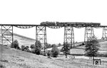 Angeblich rollt hier 38 321 mit P 1949 nach Werdau über den Markersbacher Viadukt talwärts. Die Zugleistung wurde vom Bw Werdau gefahren, die Lok war aber beim Bw Chemnitz Hbf stationiert.  (18.06.1935) <i>Foto: DLA Darmstadt (Bellingrodt)</i>