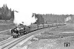 Die Saalfelder 39 074 ist im Frankenwald mit E 170 nach Nürnberg bei Steinbach a Wald unterwegs. Am Zugschluss schiebt 95 044 nach.  (28.05.1936) <i>Foto: DLA Darmstadt (Bellingrodt)</i>