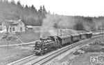 86 217 vom Bw Bamberg vor dem "Langlauf-Personenzug" P 378 (Saalfeld/Saale ab 10.54 Uhr – Bamberg 14.00/23 Uhr – Behringersmühle an 16.15 Uhr) auf der steigungsreichen Strecke im Frankenwald kurz vor Steinbach a Wald. (28.05.1936) <i>Foto: DLA Darmstadt (Bellingrodt)</i>