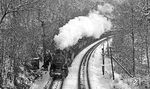 58 1246 passiert mit einem Güterzug nach Aue das Einfahrsignal von Hartenstein. (02.1976) <i>Foto: Burkhard Wollny</i>