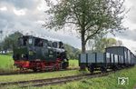 Lok "Bieberlies" der Sauerländer Kleinbahn in Hüinghausen. Die Lok "60" (Henschel & Sohn, Kassel, Fabriknummer 19979, Baujahr 1923) kam ursprünglich von der Biebertalbahn. Die ursprünglich als Nr. "2" vorgesehene Maschine, wurde – vermutlich weil zu dem Zeitpunkt die Nr. "2" noch im Einsatz war – in Nr. "60" umgezeichnet, und die Nr. "3" erhielt daraufhin die freigewordene Nr. "2". 1985 kam sie zur Sauerländer Kleinbahn und konnte 1992 wieder in Betrieb gesetzt werden. (03.10.2017) <i>Foto: Joachim Schmidt</i>