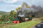 Lok "Plettenberg" als Gastlok auf der Sauerländer Kleinbahn. Dem Verein Märkische Museums-Eisenbahn (MME) ist es zu verdanken, dass Schmalspurbahnfahrzeuge vorwiegend aus dem Sauerland erhalten und im Betrieb gezeigt werden können. Der Verein betreibt Infrastruktur und Verkehr einer 2 km langen Museumsbahn zwischen Hüinghausen und Köbbinghausen unter dem Namen Sauerländer Kleinbahn. (03.10.2017) <i>Foto: Joachim Schmidt</i>