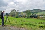Lok "Plettenberg" und Lok "Bieberlies" auf der Sauerländer Kleinbahn zwischen Hüinghausen und Köbbinghausen mit dem filmenden Joachim Schmidt. (03.10.2017) <i>Foto: Joachim Schmidt</i>