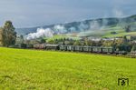 Der schöne Museumszug der Sauerländer Kleinbahn zwischen Hüinghausen und Köbbinghausen. (03.10.2017) <i>Foto: Joachim Schmidt</i>