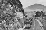 39 232 (Bw Schweinfurt) vor einem Schnellzug auf der Strecke Erfurt—Schweinfurt zwischen Zella-Mehlis und Suhl im Thüringer Wald.  (1934) <i>Foto: RVM (RBD Erfurt)</i>