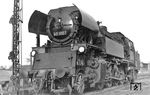 Die 1955 bei LKM Babelsberg gebaute DR-Neubaulok 65 1027 (Bw Dresden-Altstadt) in Freiberg/Sachsen. Die Lok besitzt noch die erste, wenig ästhetisch wirkende Ausführung des Mischvorwärmers, welcher später der etwas formschöneren Regelausführung weichen musste. (1956) <i>Foto: Georg Otte</i>