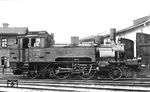 Für Porträtaufnahmen hat 71 373 vor dem Lokschuppen im Heimat-Bw Meuselwitz (Thür) Aufstellung genommen. Die sächsische IV T wurde 1907 von Hartmann in Chemnitz gebaut und im August 1932 ausgemustert.  (15.06.1932) <i>Foto: DLA Darmstadt (Hubert)</i>