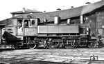 73 079 steht im Heimat-Bw Aschaffenburg vor dem Ringlokschuppen 1 zur Ablichtung bereit, geduldig blicken die Lokmänner in die Kamera. Das Bw unterstand seit dem 01.04.1930 der Rbd Nürnberg, die Tafel "Rbd Würzburg" wurde bereits entfernt.  (1930) <i>Foto: DLA Darmstadt (Maey)</i>