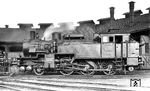Klassische Porträtaufnahme der im Bw Lennep stationierten 74 530. Das Bild enstand in der alten Bw-Anlage südlich des Empfangsgebäudes. Seit 1893 gab es in Lennep einen 12-ständigen Ringlokschuppen, der später auf 19 Stände erweitert worden war. In den 1920er Jahren wurde an der nördlichen Bahnhofsausfahrt eine zweite Bw-Anlage errichtet, in der auch größere Loks (anfangs pr. G 10, später die Baureihe 50) behandelt werden konnten. (04.04.1936) <i>Foto: DLA Darmstadt (Bellingrodt)</i>