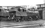 93 901 in ihrer Heimatdienststelle Bw Brügge (Westf), die vor dem 13-ständigen Ringlokschuppen einer Reinigung unterzogen wird. Das Nachbargleis 7 ist mit der hier ebenfalls beheimateten 94 503 besetzt. (1936) <i>Foto: DLA Darmstadt (Bellingrodt)</i>