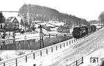 93 923 (Bw Wuppertal-Vohwinkel) mit P 1074 nach Krebsöge auf der 1956 stillgelegten Strecke Strecke Lennep—Krebsöge am Neuenteich bei Lennep. Auf der nur 5 km langen langen Strecke verkehrten in den 1930er Jahren die Züge im Stundentakt! (12.01.1939) <i>Foto: RVM-Filmstelle Berlin (Bellingrodt)</i>