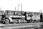 Werner Hubert und Karl-Julius Harder besuchten im Herbst 1929 das Bw Berlin Schlesischer Gbf, um die dort beheimatete, aber bereits abgestellte 54 005 auf die Platte zu bannen. Die frühere "4011 Berlin" (Vulcan, Baujahr 1893) war eine preußische G 5¹ mit Zwillings-Triebwerk und Innensteuerung. Die Lok wurde 1930 als letzte ihrer Bauart ausgemustert. K.J. Harder steht übrigens auf dem Führerstand. (1929) <i>Foto: DLA Darmstadt (Hubert)</i>