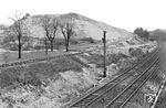 Der künstliche Berg stammt vom Aushub des Tunnelabbruchs bei Oberau, der über die verlegten Feldbahngleise neben der Strecke Dresden—Leipzig herangekarrt und aufgetürmt wurde.  (1934) <i>Foto: RVM (RBD Dresden)</i>