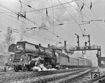 01 0519 verlässt mit einem Personenzug nach Saalfeld den Bahnhof Camburg. (02.1975) <i>Foto: Gerhard Moll</i>