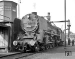 01 084 (Bw Berlin-Ostbf) ergänzt ihre Wasservorräte im Bw Helmstedt. Helmstedt war 40 Jahre lang deutsch-deutscher Grenzbahnhof, sodass hier die Traktion zwischen DB und DR wechselte. (04.06.1968) <i>Foto: Gerhard Moll</i>