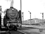 In Helmstedt hat V 200 069 vom Bw Hannover den D 110 (Berlin - Paris) von der Ostbahnhofer 01 084 übernommen, der nunmehr an der DR-Lok in Höhe des Bw vorbeifährt. An der Spitze des Zuges läuft ein französischer Ds. (04.06.1968) <i>Foto: Gerhard Moll</i>