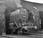 Kurze Pause für Lok und Personal im Bw Helmstedt. (04.06.1968) <i>Foto: Gerhard Moll</i>
