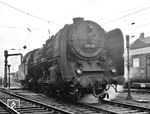 Während ihrer kurzen Stationierungszeit beim Bw Erfurt P vom 24.06.1963 bis 13.05.1964 erwischte Gerhard Moll die immer noch bei der Historischen Eisenbahn Frankfurt in Dienst stehende 01 118 im Bw Bebra. (1964) <i>Foto: Gerhard Moll</i>