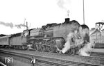 01 184 wurde am 08.06.1936 beim Bw Dresden-Altstadt in Dienst gestellt. Hier wartet die mittlerweile beim Bw Erfurt stationierte Lok in Bebra auf die Rückfahrt in die Heimat. Im April 1964 wurde sie in 01 522 umgebaut.  (1960) <i>Foto: Gerhard Moll</i>