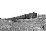 Auch Carl Bellingrodt war zwischen Bebra und Hönebach unterwegs und erwischte dort 01 184 vom Bw Eisenach (!) vor D 5 (Paris Est - Berlin Friedrichstr.) auf dem Weg nach Gerstungen bei Hönebach. 01 184 war vom 30.10.1961 bis 09.11.1962 tatsächlich beim Bw Eisenach beheimatet. Hintergrund war, dass 1961 in Berlin die Teilung Deutschlands scheinbar endgültig zementiert wurde. Die damaligen Wanderungsbewegungen von DDR-Bürgern in den Westen über die bis dahin noch nicht vollständig abgeriegelte innerdeutsche Grenze kamen damit abrupt zum Stillstand. Hauptaufgabe der von den Ereignissen völlig überrumpelten Reichsbahn war es nun (neben der Neuorganisation des Berliner Nahverkehrs in 24 Stunden) zu verhindern, dass sich abwanderungswillige Reichsbahner in West-Berlin, Lübeck, Büchen, Hamburg-Altona, Helmstedt, Bebra (zzgl. der Strecke Vacha-Gerstungen) oder Hof absetzten. In dieser Situation entsann man sich der Reichsbahner beim West-Berliner Bw Grunewald. Das Lokpersonal des (Westberliner-)Bw Grunewald musste ab Herbst 1961 nahezu den gesamten Interzonendienst Bln Friedrichstr. - Bundesgebiet übernehmen und fuhr bis Hamburg-Altona, Helmstedt, Bebra und Saalfeld. Im Winter 1961/62 und im Sommer 1962 übernahmen die Westberliner den Interzonenverkehr Berlin - Bebra (die Zugpaare D 1/ 2 und D 5/ 6). Sie fuhren dabei auf Loks der BR 01 des Bw Ostbahnhof, die aber nicht bis Bebra (405 km) durchlaufen konnten, weil die DR sonst die Bekohlung im Bw Bebra hätte mit Valuta bezahlen müssen. Somit wurde ein Loktausch mit dem Bw Eisenach notwendig, dem dafür eigens zwei Tfz der BR 01 zugeteilt wurden: 01 218 (am 27.10.61) und 01 184 (ab 30.10.61). Zum Sommer 1962 kam 01 143 als Ersatz für die 01 218 nach Eisenach. Um im Bf Eisenach nicht mit viel Transportpolizei beim Lokwechsel Aufsehen zu erregen, verlegte man den Tausch zum vorgelagerten Bf Wutha. Wenn die Grunewalder mit ihren Zügen in Wutha eintrafen, wartete hier bereits die Eisenacher 01 auf die Ablösung. Das dortige Lokpersonal übernahm die Berliner Lok und fuhr sie zum Restaurieren ins Bw Eisenach (auf dem Rückweg der umgekehrte Vorgang). Insgesamt waren drei führerberechtigte Personale im Einsatz, der Dritte saß Berlin - Wutha im Dienstabteil. Der Lokführer löste in Wutha den Heizer ab, der ins Dienstabteil wechselte. Der dritte Mann wurde ab Wutha zum Lokführer (eine tolle Recherche mit Dank an Ulrich nach Berlin).  (1962) <i>Foto: Carl Bellingrodt</i>