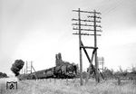 Die beim Bw Berlin Anhalter Bf beheimatete 01 117 vor einem Schnellzug bei Lichterfelde Süd. Der Schnellzug verlässt hier gerade das Berliner Stadtgebiet. Das Bild ist eine der wenigen Aufnahmen, auf denen der Name "Eschen" direkt vermerkt ist. Von Fritz Eschen stammen viele bekannte historische Eisenbahnaufnahmen, die z.B. auch im Reichsbahnkalender abgedruckt waren. Der aus einem jüdischen Elternhaus stammende Fotograf wurde bereits Ende 1933 aus dem Reichsverband der deutschen Presse ausgeschlossen, was einem Berufsverbot gleich kam. Dennoch arbeitete er weiter, zum Teil unter anderem Namen. Viele seiner Aufnahmen aus dem Bestand des Reichsverkehrsministerium (RVM) sind daher nicht unter seinem Namen als Urheber erkennbar. Umso erstaunlicher, dass sein Name auf diesem Bild von 1935 vermerkt ist - da ist den Zensoren wohl etwas durchgegangen. (1935) <i>Foto: RVM (Eschen)</i>