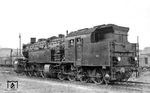 Mit Indienststellung im April 1923 beheimatete das Bw Rothenkirchen (Ofr) die 1630 PS starke Mallet-Lok 96 025, hier aufgenommen an der Lokübergabestelle des Bw. Bemerkenswert ist das bayerische Gleissperrsignal, vor dem die Lok steht. Es zeigt Signal 14a: "Die Sperre des Gleises ist aufgehoben".  (10.06.1933) <i>Foto: DLA Darmstadt (Bellingrodt)</i>
