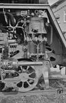 Die Doppelverbund-Luftpumpe der Bauart Knorr mit P-Steuerung war bei der Baureihe 01.5 unmittelbar hinter der vorderen Schürze angebracht. Sie hatte ein Gewicht von 550 kg und war die leistungsfähigste aller gebauten Luftpumpen sowohl die Förderleistung als auch den Dampfverbrauch betreffend. Die Pumpe verdichtete auf 8 bar Gegendruck auf der Luftseite bei einem Dampfdruck von 12 bar bei mittlerer Leistung von 50 Doppelhüben in der Minute etwa 1700 Liter tatsächlich angesaugter Luft im entspannten Zustand. Der Dampfverbrauch betrugt dabei etwa 3,5 kg für 1000 Liter angesaugte Luft. Bei der Nennleistung von 3000 l/min Luft machte die Pumpe 90 Doppelhübe in der Minute und hat einen Dampfverbrauch von etwa 4 kg für 1000 Liter angesaugte Luft. Die Pumpe konnte auch noch bei 8 bar Dampfdruck den Hauptluftbehälter mit Druckluft von 8 bar auffüllen. (13.04.1972) <i>Foto: Gerhard Moll</i>