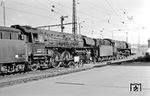 01 0530 und 01 0523 haben sich vor den D 197 gesetzt, der in Bebra von 14.55 Uhr bis 15.28 Uhr Aufenthalt hatte und bei der DB von Mönchengladbach bis Bebra als D 453 verkehrte. (24.04.1972) <i>Foto: Gerhard Moll</i>
