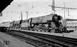 01 0530 + 01 0523 vor D 197 (Mönchengladbach ab 9.37 Uhr – Krefeld – Essen – Hamm/Westf – Altenbeken – Kassel – Bebra 14.55/15.28 Uhr – Gerstungen 15.57/16.37 Uhr – Erfurt – Leipzig an 19.51 Uhr) in Bebra. (24.04.1972) <i>Foto: Gerhard Moll</i>