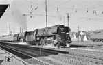 Pünktlich um 15.28 Uhr verlassen die Erfurter 01 0530 und 01 0523 mit D 197 nach Leipzig den Bahnhof Bebra. Nächster Halt wird nach 21 km Fahrtstrecke um 15.57 Uhr der DDR-Grenzbahnhof Gerstungen sein. (24.04.1972) <i>Foto: Gerhard Moll</i>