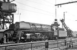 Die noch kohlegefeuerte 01 502 (ex 01 157) ergänzt ihre Kohlevorräte im Bw Bebra. (27.04.1963) <i>Foto: Gerhard Moll</i>
