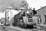01 502 (Bw Erfurt) macht sich im Bw Bebra für die Rückfahrt nach Erfurt bereit. Ihre Ölhauptfeuerung erhielt sie erst im Juli 1965. (27.04.1963) <i>Foto: Gerhard Moll</i>