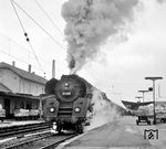 01 508 (Bw Erfurt) verlässt mit D 217 den Bahnhof Bebra. Stapelweise befinden sich die Westpakete für die Familienangehörigen in der DDR (damals gekennzeichnet mit der Aufschrift "Geschenksendung, keine Handelsware") auf dem Bahnsteig. Am Gründonnerstag des Jahres 1964 musste sich auch die Post beeilen, damit die Pakete noch rechtzeitig zu Ostern ankamen. (26.03.1964) <i>Foto: Gerhard Moll</i>