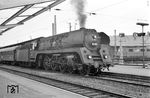 01 508, noch mit den erweiterten Kesselumlaufblechen und Boxpok-Rädern, vor D 217 im Bahnhof Bebra. (26.03.1964) <i>Foto: Gerhard Moll</i>