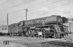 01 523 (Bw Erfurt) erhielt direkt bei ihrer Rekonstruierung aus 01 191 im Jahr 1964 ihre Ölhauptfeuerung. Vor dem D 199 (Frankfurt/Main - Frankfurt/Oder) wartet sie im Bahnhof Bebra auf den Abfahrauftrag. (04.04.1968) <i>Foto: Gerhard Moll</i>