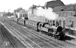 Eine T 18 des Bw Essen Hbf vor einem Zug mit den zweifarbigen Wagen des Ruhrschnellverkehrs (R 810) in Unterbarmen. Carl Bellingrodt notierte 78 108, des es aber aufgrund einiger Details an Kessel und Führerhaus nicht sein kann. (26.03.1938) <i>Foto: RVM-Filmstelle Berlin (Bellingrodt)</i>