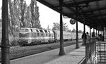 DR 118 371 (Bw Erfurt) vor D 217 (Paris Est - Berlin Friedrichstraße) in Berlin-Nikolassee, Ankunft in Berlin-Zoo um 17.56 Uhr. Die Diesellok hatte in Erfurt Hbf ihre Kollegin der BR 01.5 Öl abgelöst, die den Zug aus Bebra brachte. Hinter der Lok läuft ein ABme der DR und an zweiter Stelle ein Bc der SNCF, nur diese beiden Wagen liefen von Paris bis Berlin durch. (03.06.1972) <i>Foto: Burkhard Wollny</i>